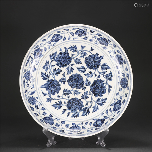 A CHINESE BLUE AND WHITE FLORAL PLATE