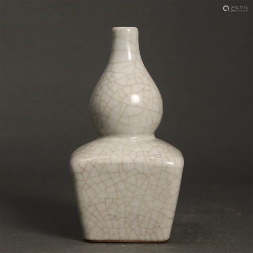 A CHINESE GE TYPE DOUBLE-GOURDS VASE