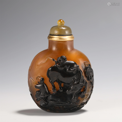 A CHINESE CARVED AGATE SNUFF BOTTLE SUZHOU SCHOOL