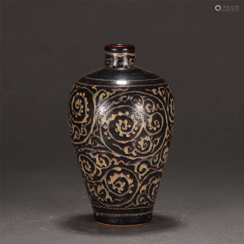 A CHINESE CIZHOU TYPE PORCELAIN VASE