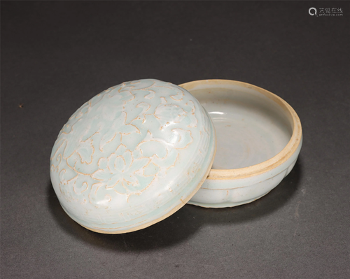 A CHINESE HUTIAN TYPE INCISED CIRCULAR BOX AND COVER