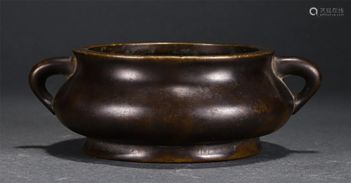 A CHINESE BRONZE CENSER WITH DOUBLE HANDLES