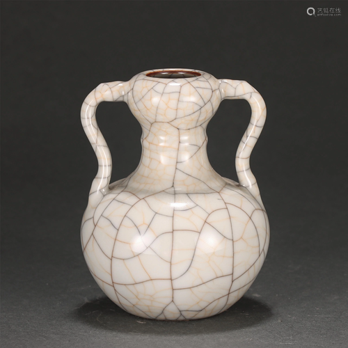 A CHINESE GE TYPE DOUBLE-GOURDS VASE