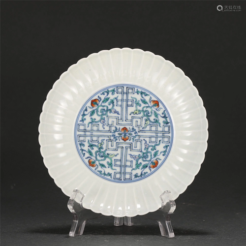 A CHINESE DOU-CAI GLAZED PORCELAIN PLATE