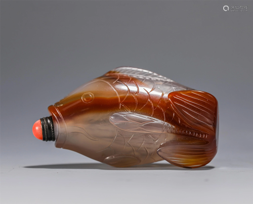 A CHINESE FISH SHAPED AGATE SNUFF BOTTLE