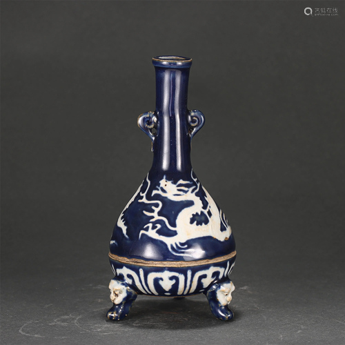 A CHINESE BLUE AND WHITE RESERVE DECORATED TRIPOD VASE