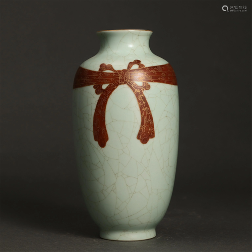 A CHINESE FAMILLE ROSE PORCELAIN VASE