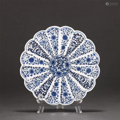 A CHINESE BLUE AND WHITE LOBED PLATE