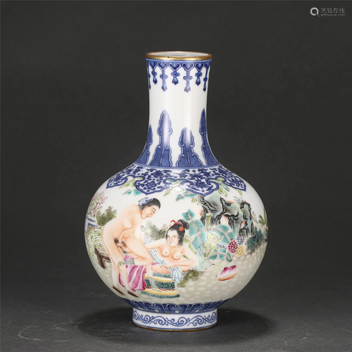 A CHINESE BLUE AND WHITE FAMILLE ROSE PORCELAIN VASE