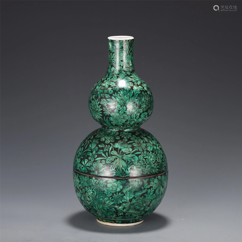 A BLACK GROUND GREEN ENAMELED DOUBLE-GOURDS VASE