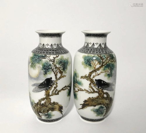 Pair of Chinese Famille Rose Porcelain Vase,Mark