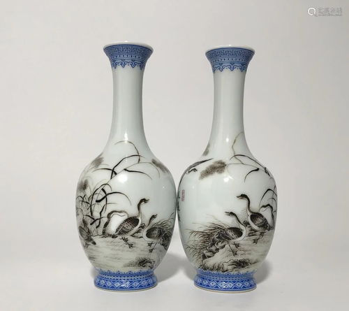 Pair of Chinese Famille Rose Porcelain Vase,Mark