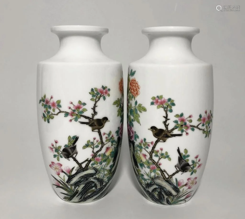 Pair of Chinese Famille Rose Porcelain Vase,Mark