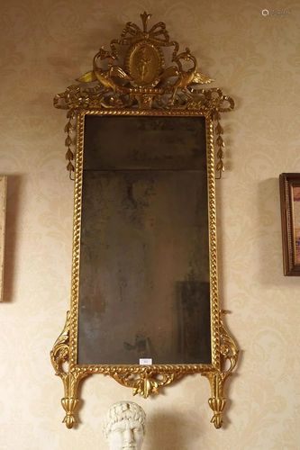 18TH-CENTURY CARVED GILT WOOD FRAMED MIRROR