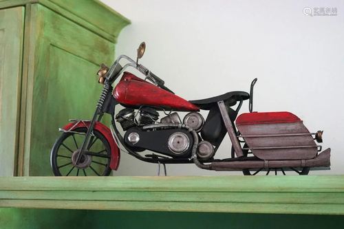 SCALED MODEL OF A VINTAGE MOTORBIKE