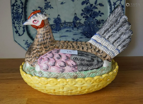 EARLY 20TH-CENTURY CERAMIC HEN