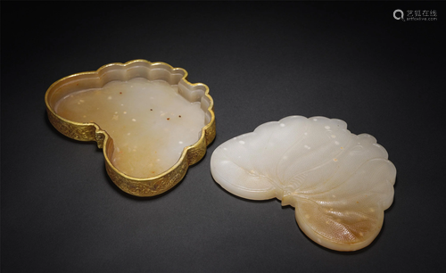 A CHINESE CARVED JADE BUTTERFLY SHAPED BOX AND COVER