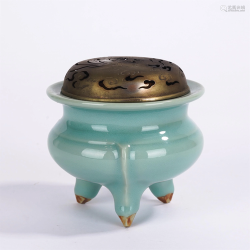 A CELADON GLAZED TRIPOD CENSER