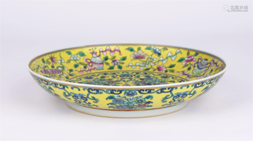 A CHINESE YELLOW GROUND FAMILLE ROSE PLATE