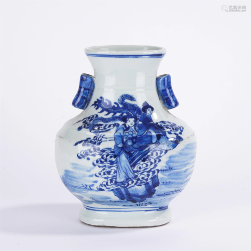 A CHINESE BLUE AND WHITE DOUBLE HANDLES VASE