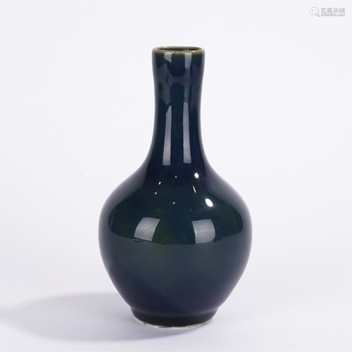 A CHINESE DARK GREEN GLAZE PORCELAIN VASE