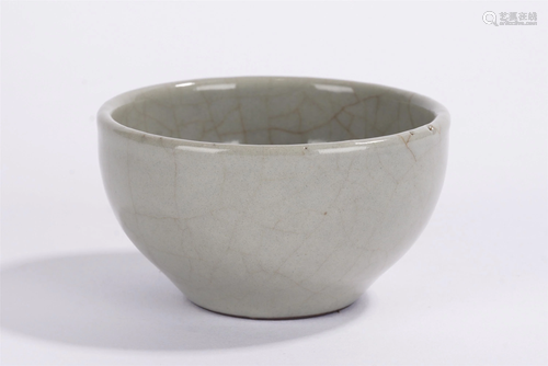 A RU-TYPE CRACKLE PORCELAIN TEA CUP