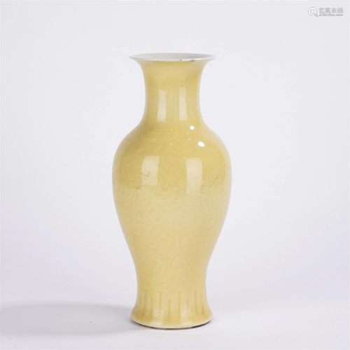 A CHINESE YELLOW GLAZE PORCELAIN VASE