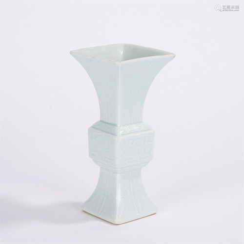 A WHITE GLAZE DRAGON BEAKER VASE GU