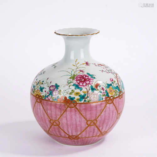 A CHINESE FAMILLE ROSE FLORAL VASE