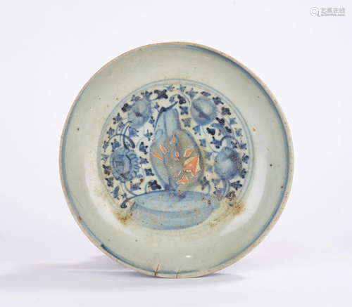 A CHINESE BLUE AND WHITE FLORAL PLATE