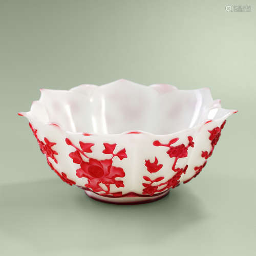 清中期 红白套料花卉纹菱口大碗