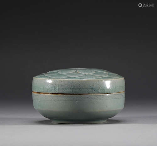 Celadon cover box in Song Dynasty