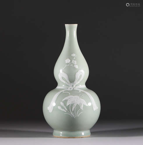 Qing Dynasty, monochrome glaze and white gourd bottle