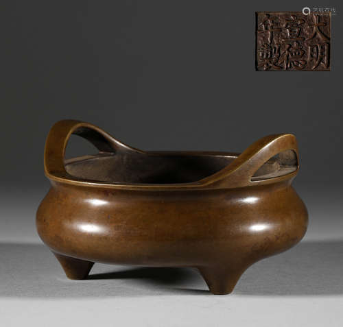 In the Ming Dynasty, the bronze three legged two ear censer