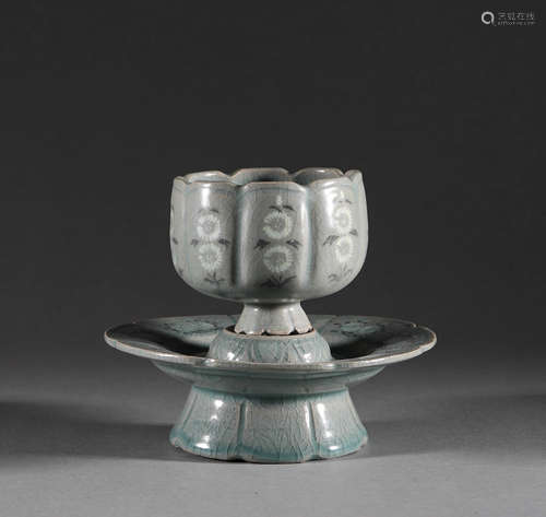 Celadon flower lamps in Song Dynasty