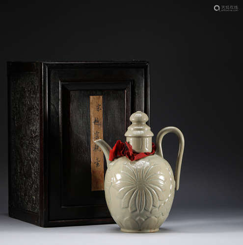 In Song Dynasty, the flower pattern holding pot in Yue Kiln