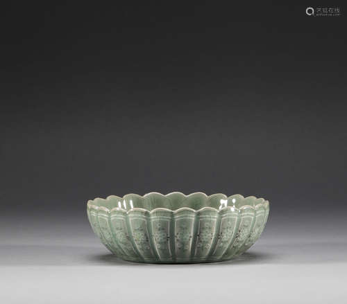 Korean porcelain petal mouth plate in Song Dynasty