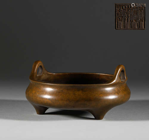 In the Ming Dynasty, the bronze three legged two ear censer