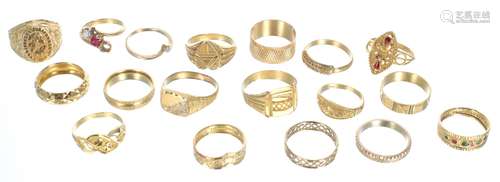 Eighteen assorted high grade yellow metal rings, 58.8gm (140...