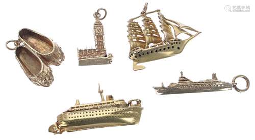 Five 9ct charms including three ships, shoes and Big Ben, 26...