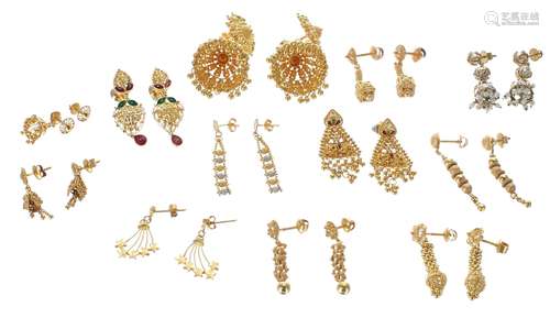 Fifteen assorted pairs of high grade yellow metal earrings, ...