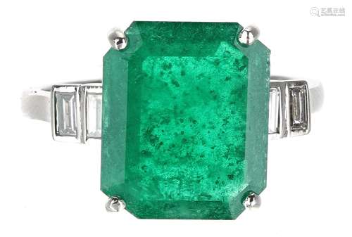 18k white gold emerald and diamond shoulder ring, the emeral...