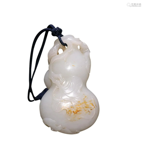 HETIAN JADE DOUBLE-GOURD SHAPED ORNAMENT