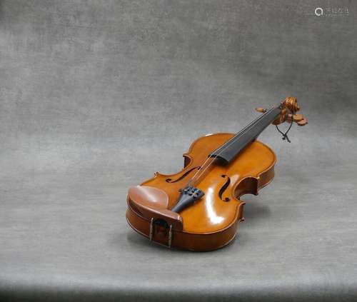 Violon d'enfant. Longueur totale : 60 cm. Longueur de la bas...