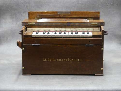 Petit piano à soufflet en bois, marqué Le guide chant Kasrie...