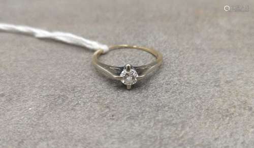 Bague solitaire en or blanc sertie d'un diamant. TDD.