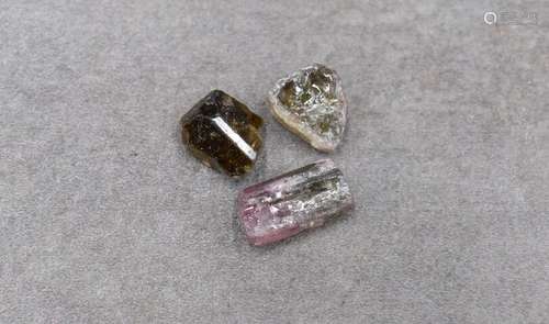 Réunion de trois tourmalines brut: 11.80 carats verte et ros...