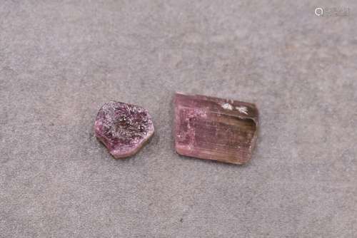 Deux tourmalines brut de 18 cartats 60 verte et rose et une ...