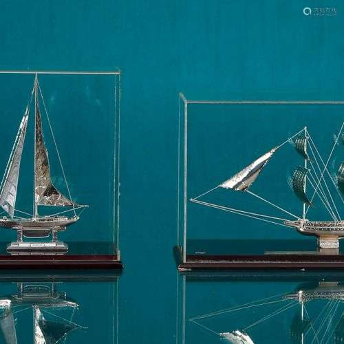 2 maquettes de voilier  En métal argenté reposant sur un soc...