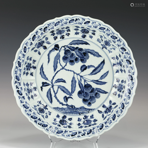 XUANDE BLUE & WHITE LYCHEE PORCELAIN PLATE ON STAND